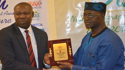 (L-r): Basil Agboarumi, general manager, Corporate Communications & IT, Skyway Aviation Handling Company Limited (SAHCOL) receiving the Aviation Handling Company of the Year 2016, from Major Henry Ajetunmobi (Rtd.), Executive Director, Sifax Haulage & Logistics Limited.